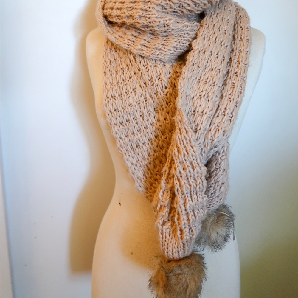 Pom Pom knit scarf